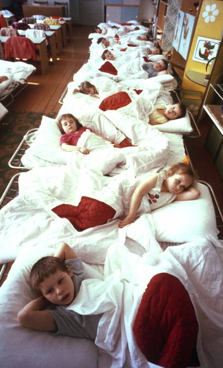 Crianças repousam em ala hospitalar em Syekovo, cidade próxima de Chernobyl, em abril de 1990. Quatro anos após o acidente, as crianças ainda sofriam com problemas intestinais por exposição à radiação Foto: AP Photo/File