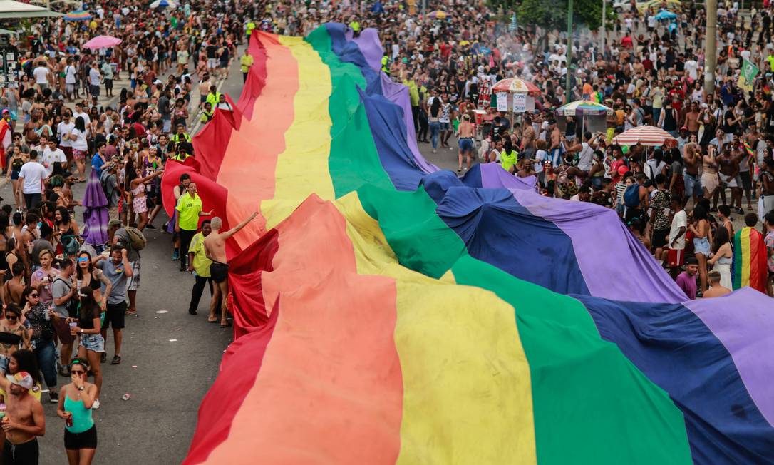 Bandeira do arco-íris é exibida na Parada do Orgulho LGBTI, no Rio Foto: Brenno Carvalho / Agência O Globo