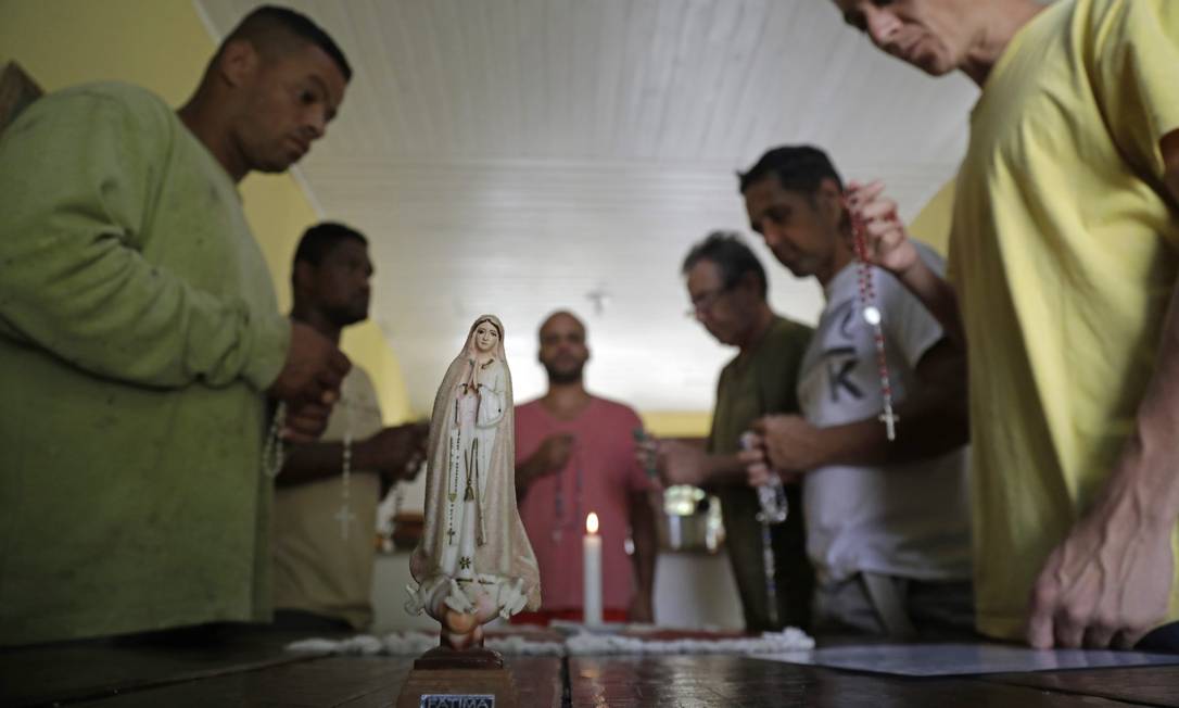 SOC Rio de Janeiro (RJ) 24/04/2019. Comunidades terapêuticas para tratamento de dependentes químicos. Sitio Esperança, com doutrina Franciscana, em Teresopolis. Pacientes rezando o terço. Foto Custodio Coimbra Foto: Custódio Coimbra / Agência O Globo