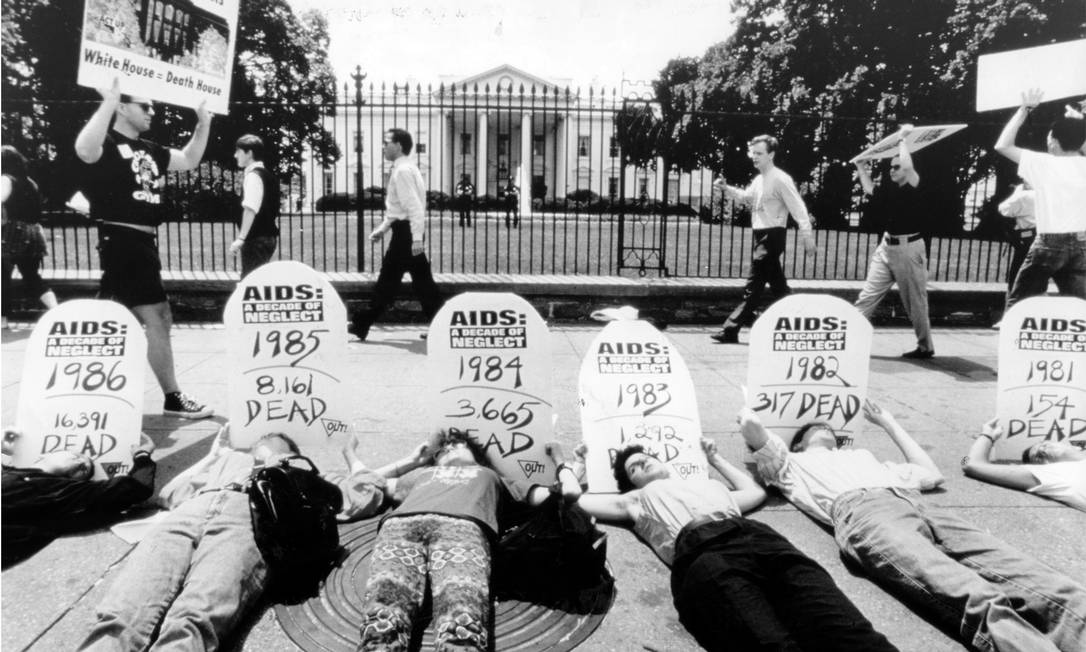Washington (EUA) - junho de 1991 - Doença - Aids - Manifestação e protesto - Em frente à Casa Branca, protesto dos dez anos de Aids - Manifestantes deitam-se e mostram cartazes com o número de mortos em cada ano - Foto US News Foto: US News/6-1991
