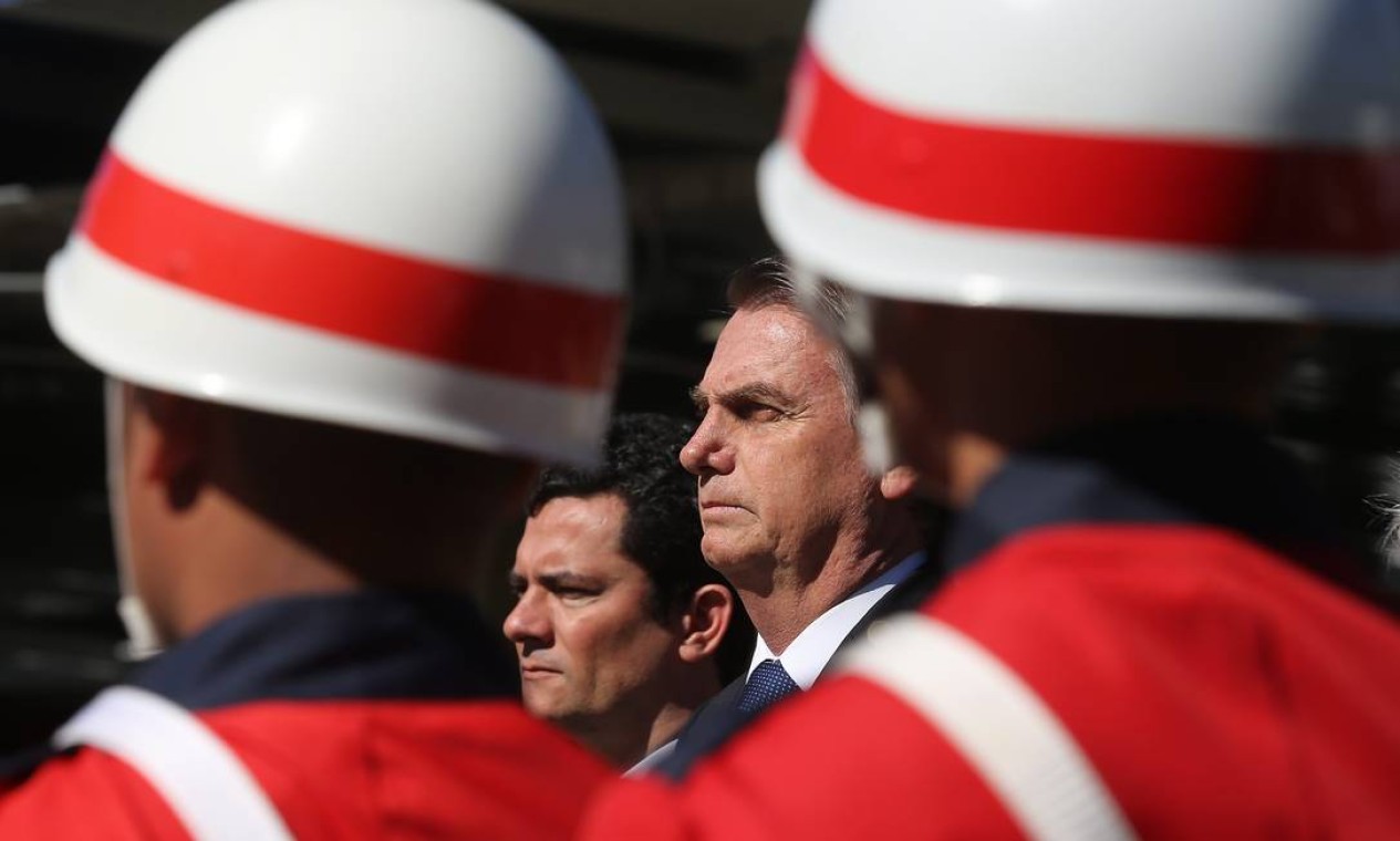 Durante cerimônia do 154º aniversário da Batalha Naval do Riachuelo, em Brasília, Bolsonaro e Moro andam lado a lado. Este foi o primeiro encontro após vazamento dos diálogos entre Moro e Dallagnol Foto: Jorge William / Agência O Globo - 11/06/2019