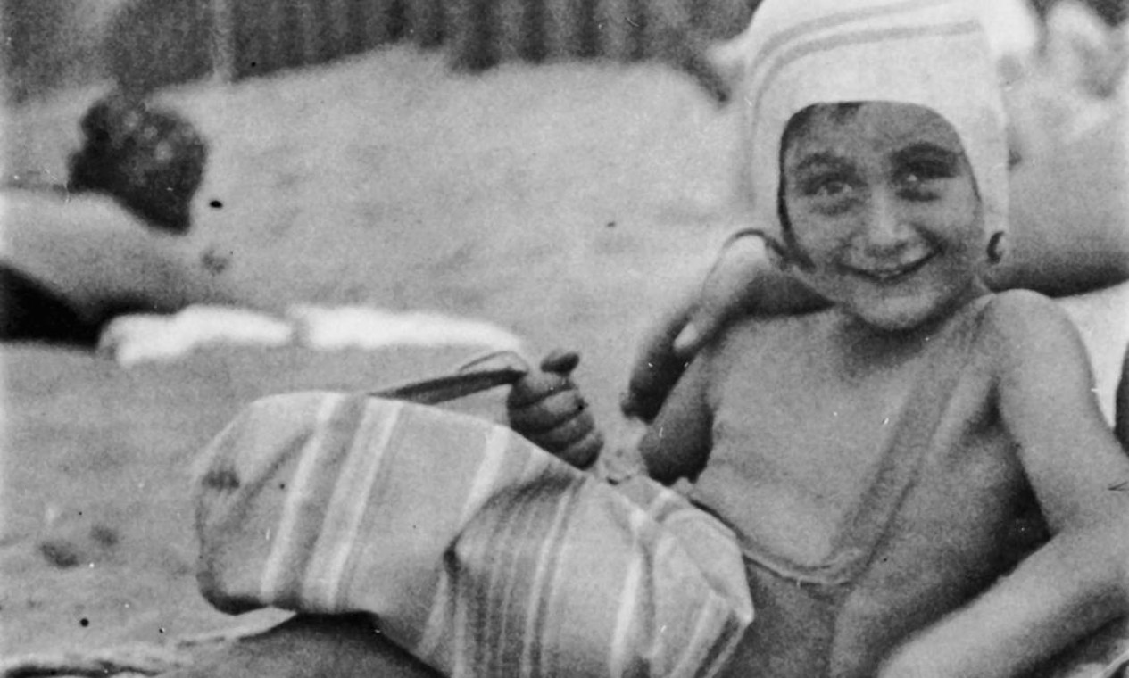 Anne Frank tomando sol aos 5 anos Foto: Divulgação/Record