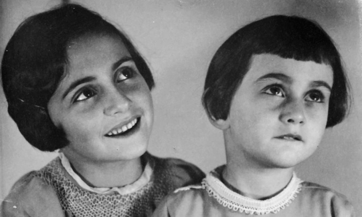 Anne Frank (direita), aos 4 anos, com a irmã Margot, em 1933 Foto: Divulgação/Record