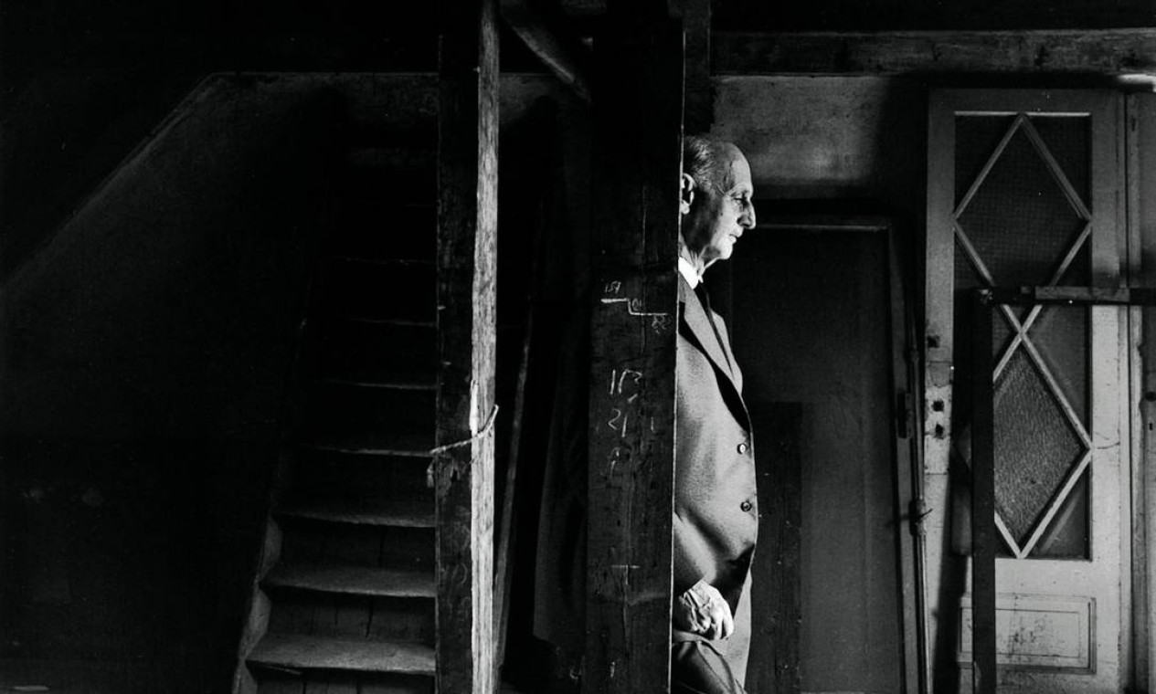 Otto Frank, pai de Anne, no sótão do Anexo Secreto, pouco antes da abertura oficial da Casa Anne Frank, em 3 de maio de 1960 Foto: Arnold Newman / Casa Anne Frank