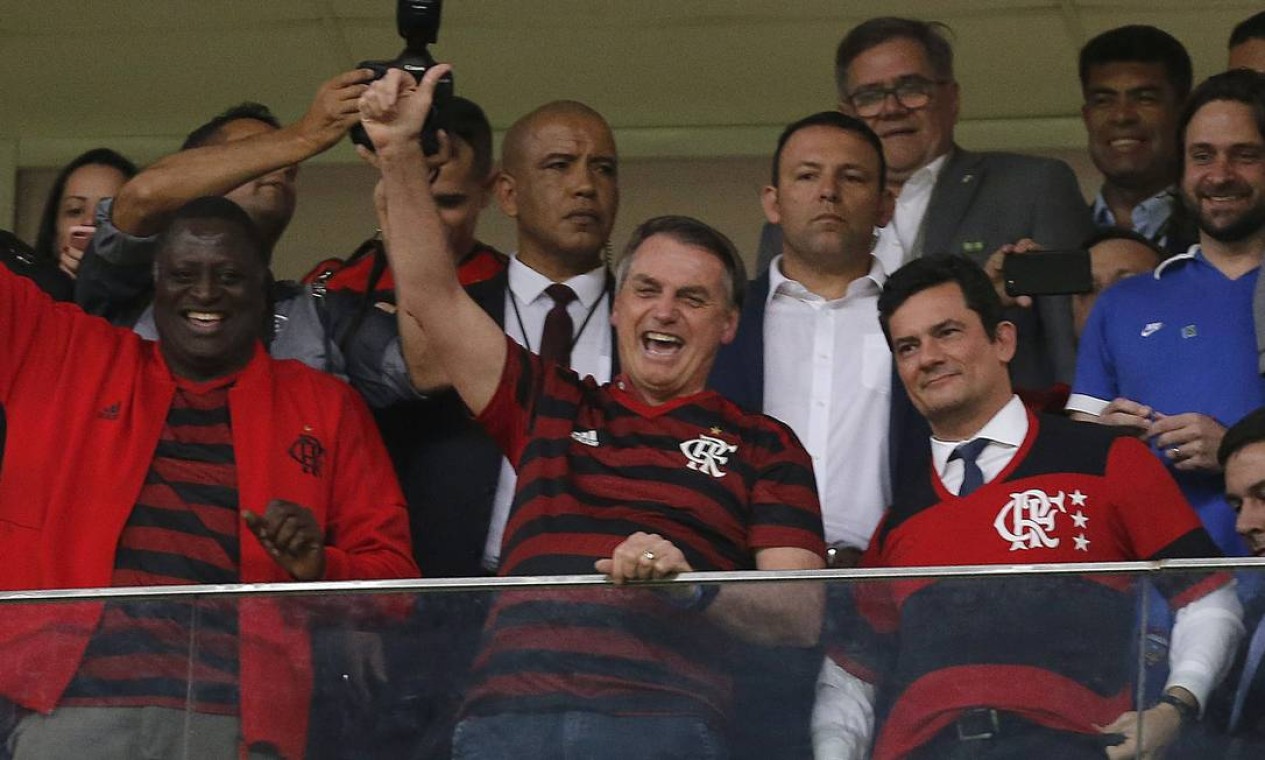 Bolsonaro e Moro assistem juntos a partida de futebol entre Flamengo e CSA, no estádio Mané Garrincha, em Brasília, após a divulgação pelo site The Intercept Brasil de diálogos entre o Moro e o procurador Deltan Dallagnol Foto: Jorge William / Agência O Globo - 12/06/2019