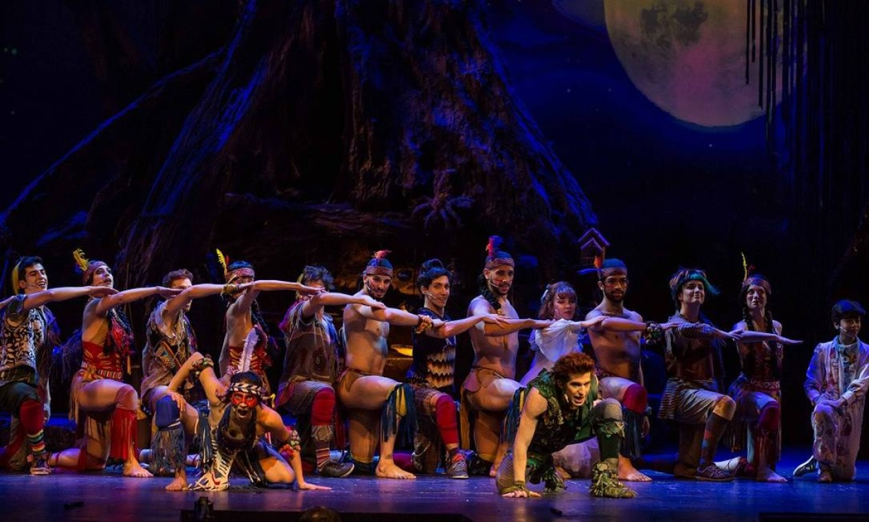 'Peter Pan, o musical': diretor José Possi Neto trocou a música clássica por versão 'percussiva afro-indígena' no 'Uga uga', segundo quadro do segundo ato, que retrata os índios Foto: Joao Caldas / divulgação