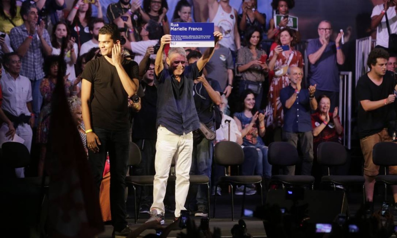 Chico em comício da campanha de Fernando Haddad, nos Arcos da Lapa, em outubro de 2018 Foto: Alexandre Cassiano / Alexandre Cassiano