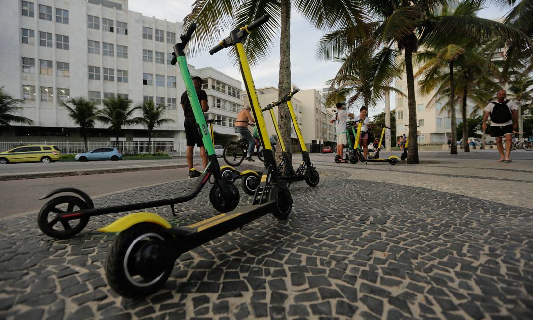 Patinetes no Arpoador Foto: BRENNO CARVALHO / Agência O Globo