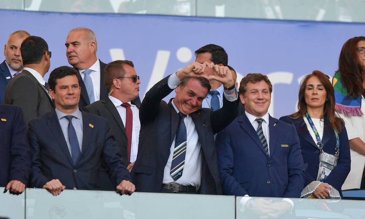 Em 'teste de popularidade', o presidente Jair Bolsonaro levou time de ministros, entre eles Sergio Moro, à tribuna do Maracanã, para a final da Copa América Foto: Carl de Souza / AFP - 07/07/2019
