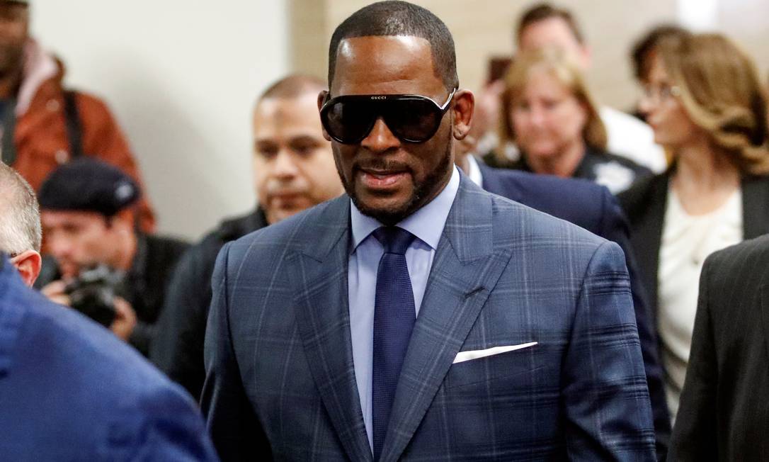 O cantor R. Kelly em audiência por supostos crimes sexuais, em março Foto: Kamil Krzaczynski / REUTERS