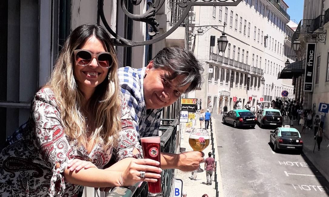 Portugal 04/07/2019 Ao lado da mulher, Verônica, o empresário mineiro Neko Pedrosa dirige o Delirium Café, no Chiado, em Lisboa. À frente da cervejaria, uma das maiores da capital, o casal é um exemplo dos novos empreendedores brasileiros de sucesso em Portugal que descartaram investir no mercado da saudade. Fotos de Gian Amato Foto: Agência O Globo