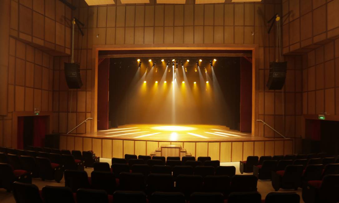
O teatro da Escola Sesc, com 600 lugares, apresenta em média 70 espetáculos por ano
Foto: Marcos Ramos /
Agência O Globo
