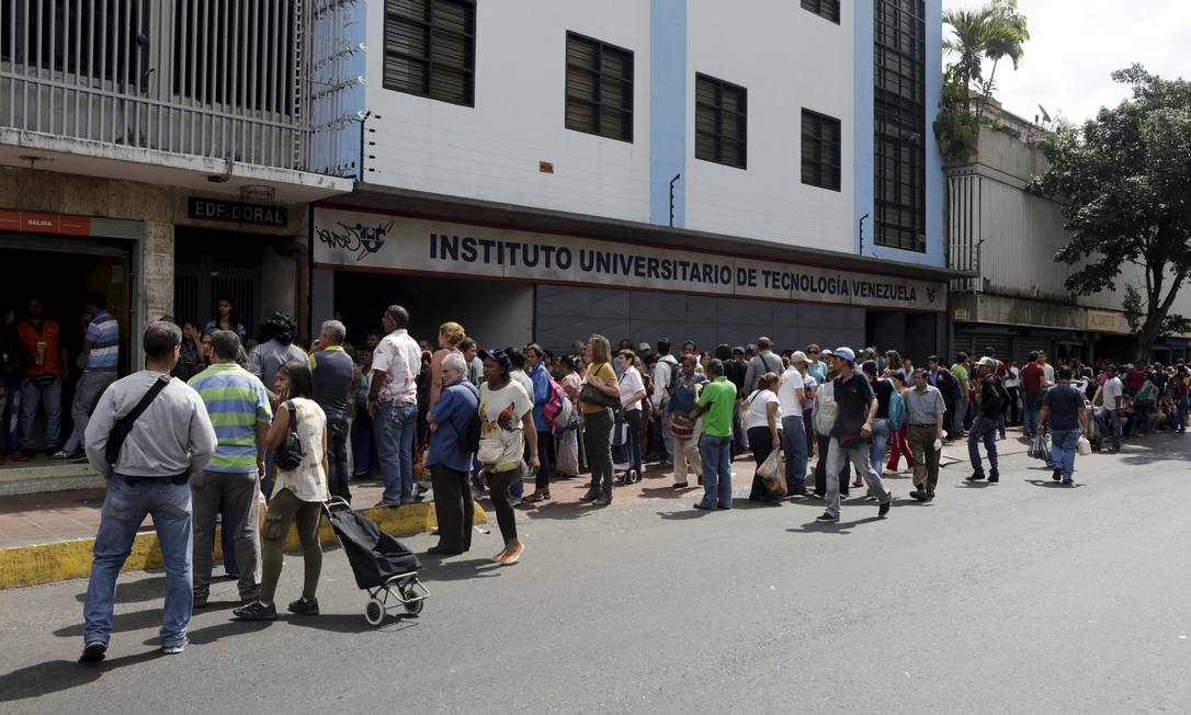 
Venezuelanos fazem fila para comprar comida e produtos básicos em um supermercado na capital Caracas
Foto:
MARCO BELLO/Reuters/20-01-2016
