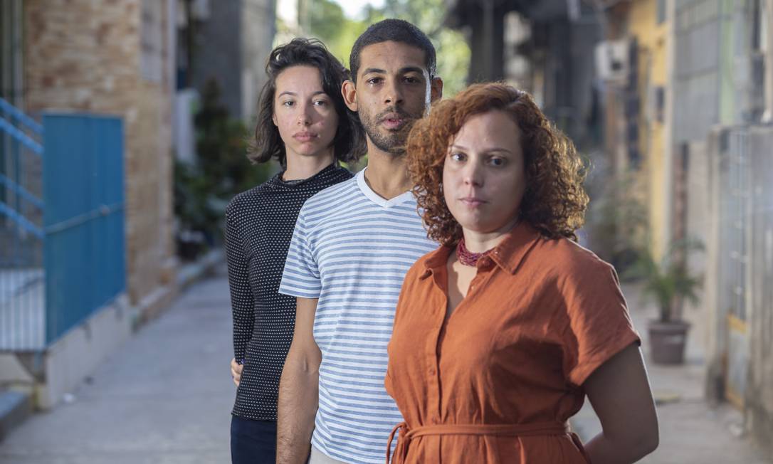 Mariane, Victor Hugo e Manaíra, do coletivo Fluxos Urbanos: outros olhares relacionados a subúrbio e favela Foto: Bruno Kaiuca / Agência O Globo