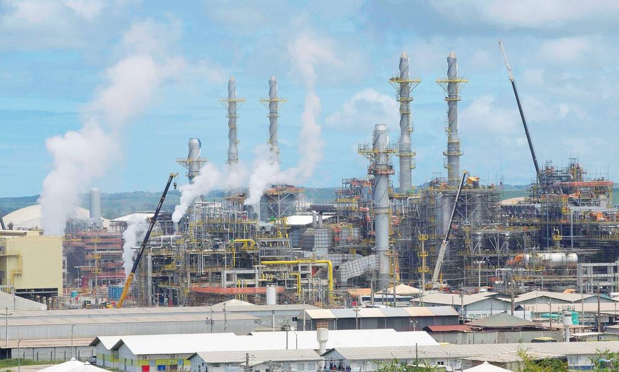 Em julho, a Petrobras começou a receber propostas para a venda de quatro refinarias, entre elas a Refinaria de Abreu e Lima, em Pernambuco (foto) Foto: Hans von Manteuffel / Agência O Globo