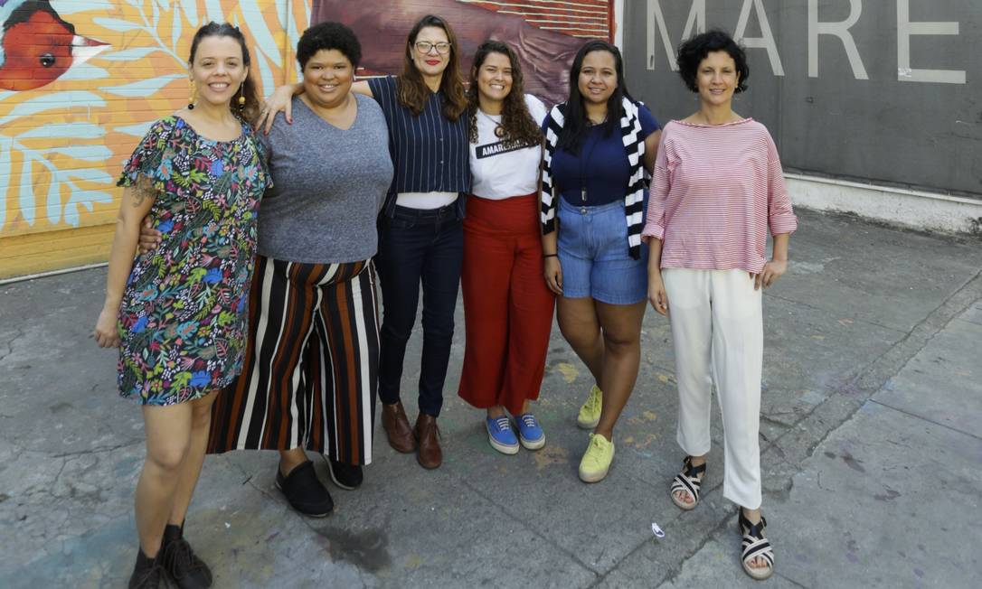 Dani Francisco, coordenadora do Galpão Bela Maré (à esquerda); Erika Lemos Pereira, educadora do galpão; Marisa Mello, da Automática Produtora; Isabela Souza, diretora do Observatório de Favelas; Michele Barros, educadora do galpão; e Luiza Mello, diretora da Automática Foto: Gabriel de Paiva / Agência O Globo