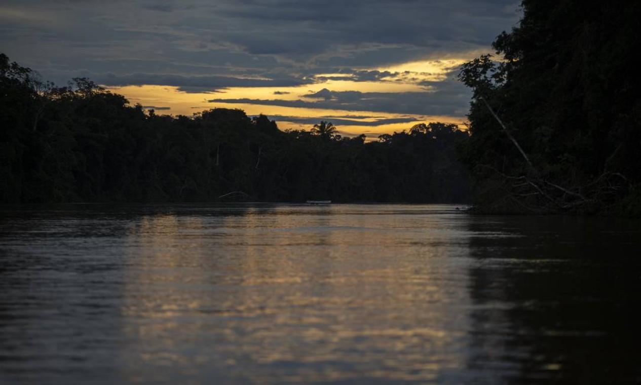 A subida do Rio Mucajaí oferece desafios como corredeiras e cachoerias para os pilotos das canoas Foto: Daniel Marenco / Agência O Globo