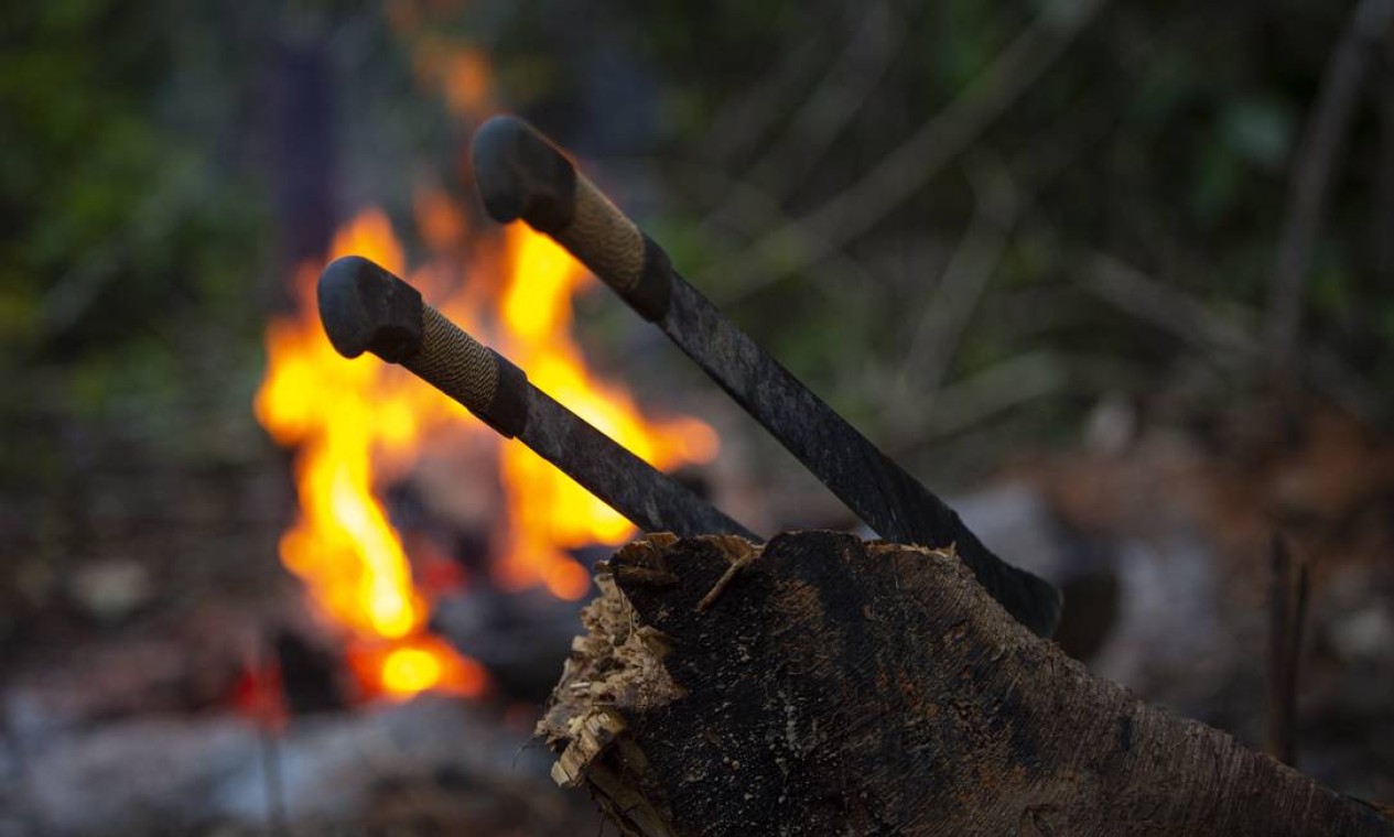 Local do garimpo é marcado por incontáveis relatos de violência e tensão. Garimpeiros andam armados, e os conflitos na corrida pelo ouro são a regra Foto: Daniel Marenco / Agência O Globo