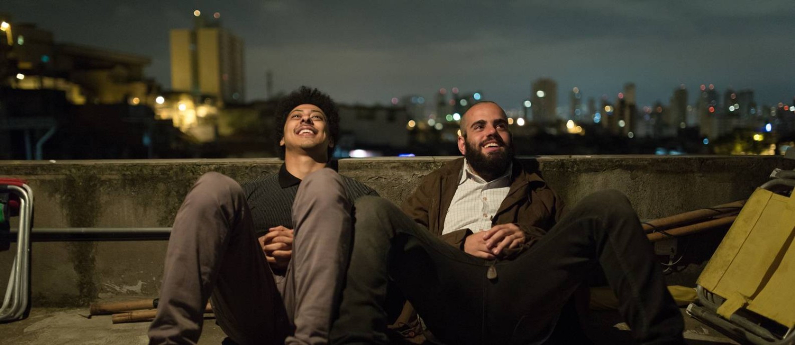 Biriba (Luiz Navarro) e Salim (Henrique Santana), os amigos que trabalham no tráfico em 'Pico da neblina' Foto: Divulgação/O2 Filmes/ Fábio Braga