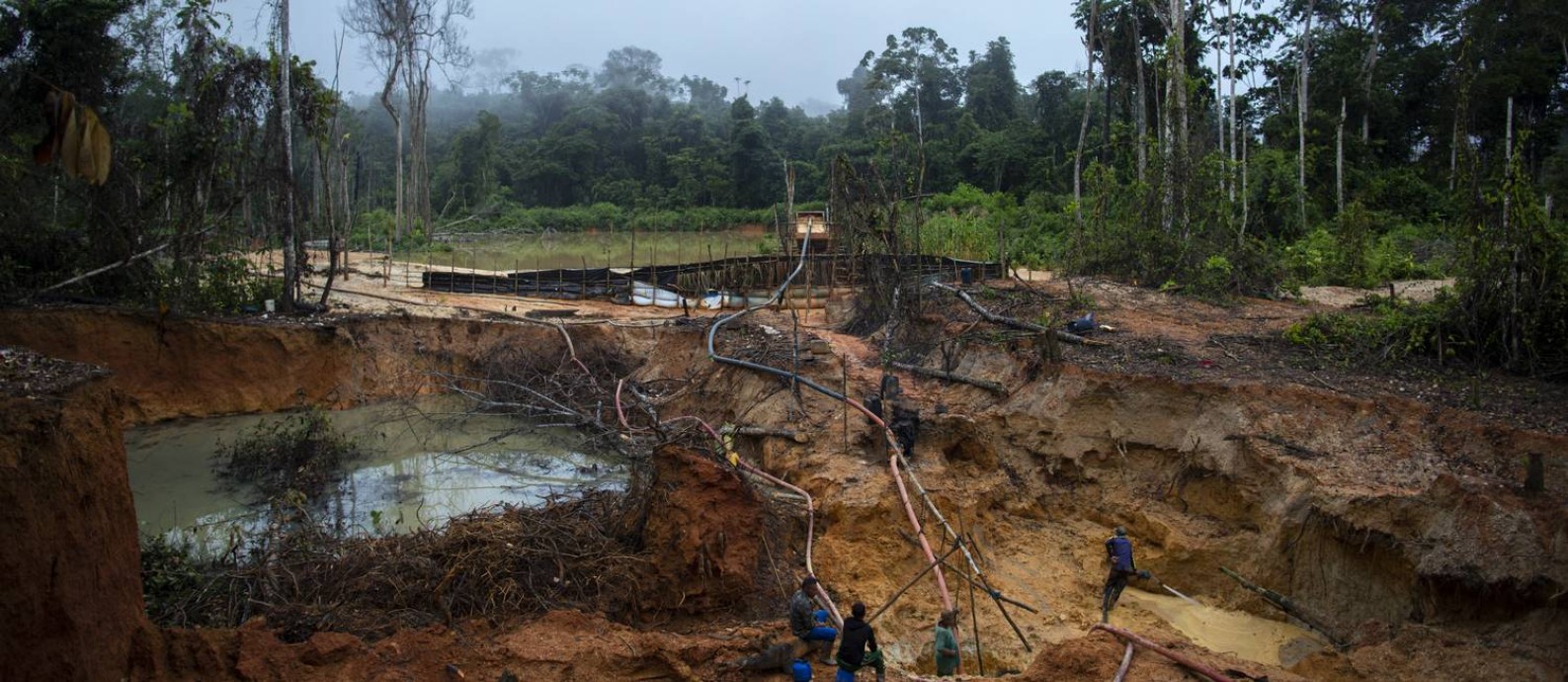 Rotina: Na foto, garimpo ilegal na reserva indígena ianomâmi, em Roraima Foto: Daniel Marenco / Agência O Globo