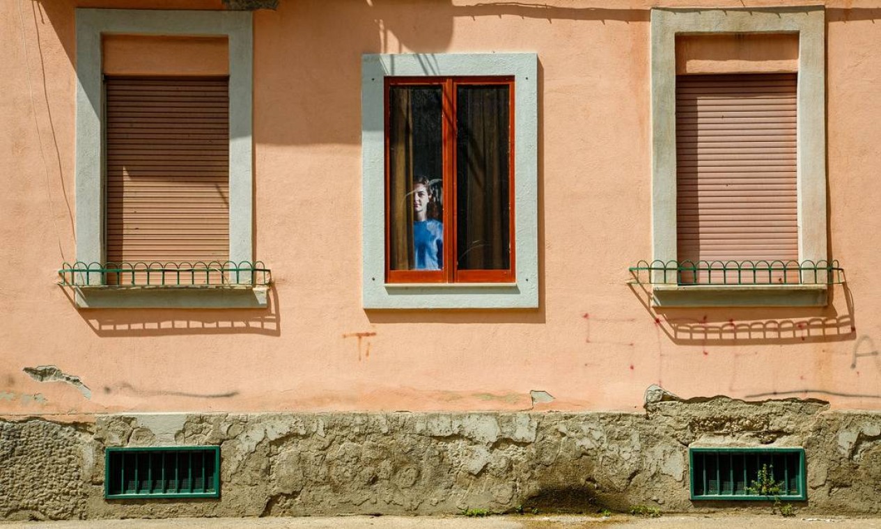 Pintura simila a casa da personagem Lenu, da quadrilogia que começa com o livro 'A amiga genial', em Nápoles, Itália Foto: Giuseppe D'Anna / Divulgação