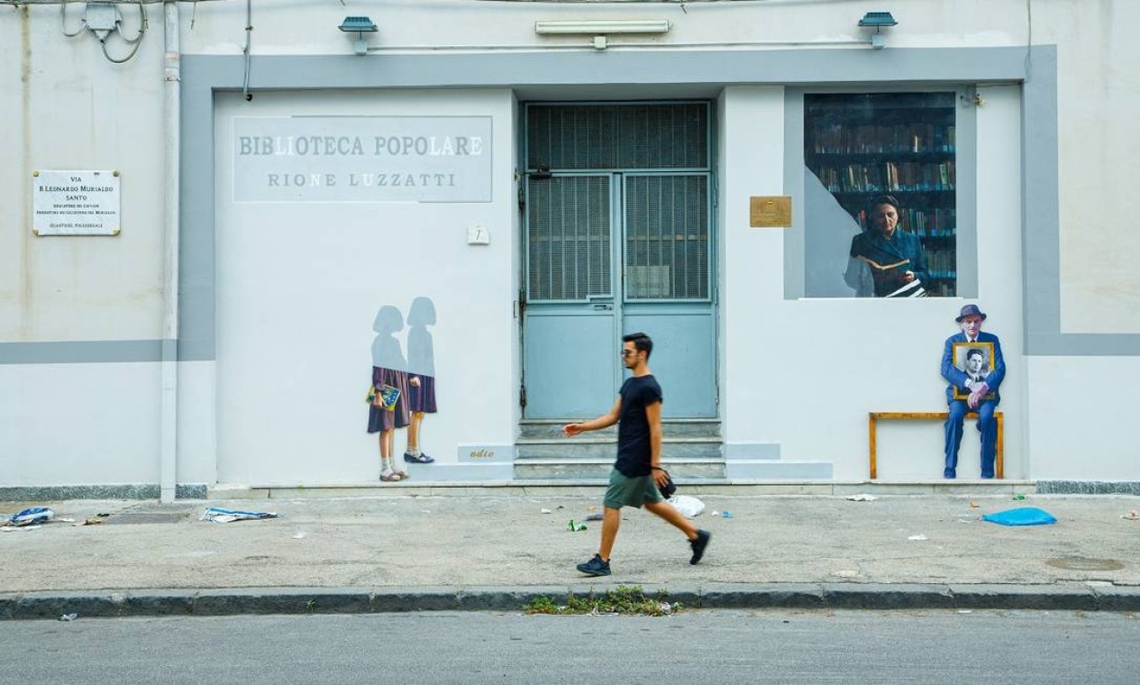 A Biblioteca Andreoli, no coração do Rione Luzzatti, o bairro de Nápoles onde as personagens de 'A amiga genial' passam a juventude Foto: Giuseppe D'Anna / Divulgação / HBO