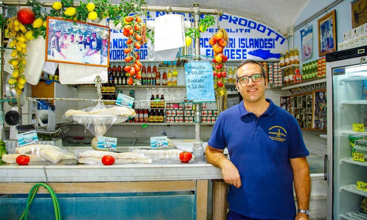 Nesta peixaria no Borgo Sant'Antonio, em Nápoles, a mesma família vende bacalhau dessalgado há várias gerações Foto: Giuseppe D'Anna / Divulgação / HBO