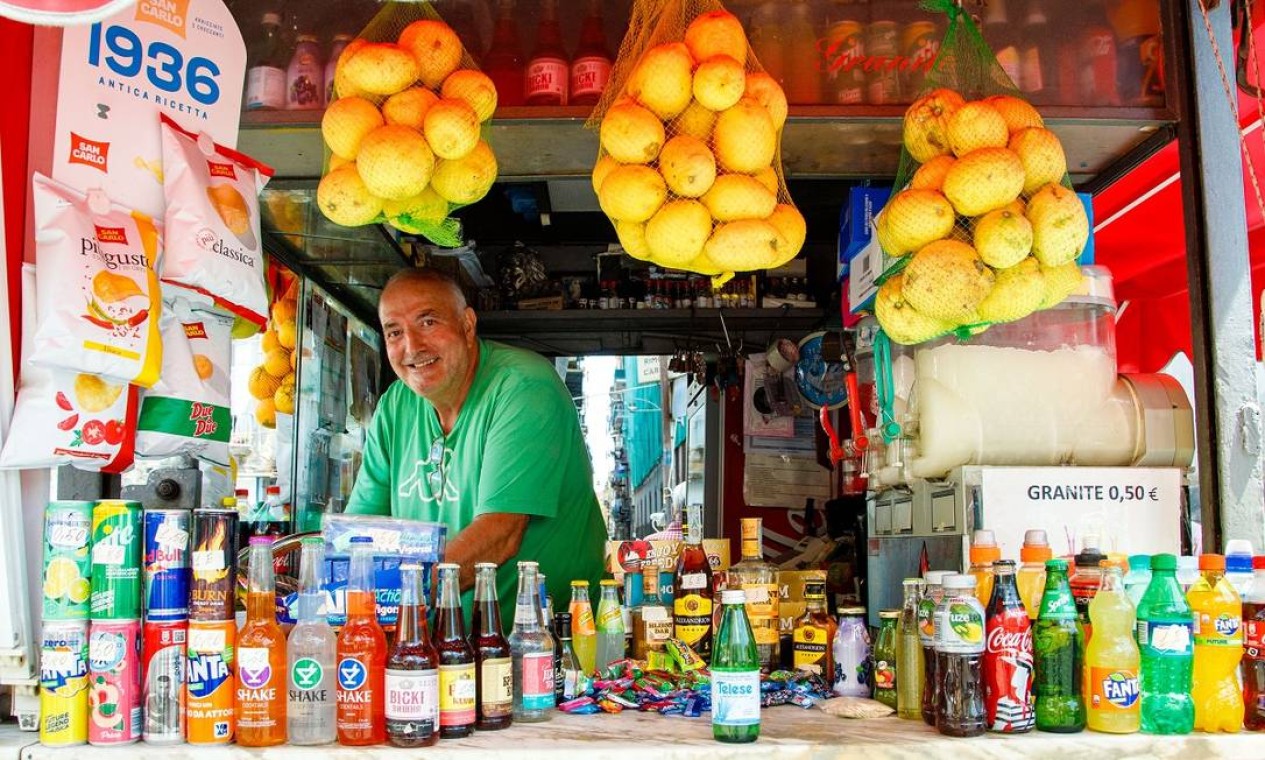 Banquinha de bebidas e refrescos no tradicional mercado napolitano Foto: Giuseppe D'Anna / Divulgação