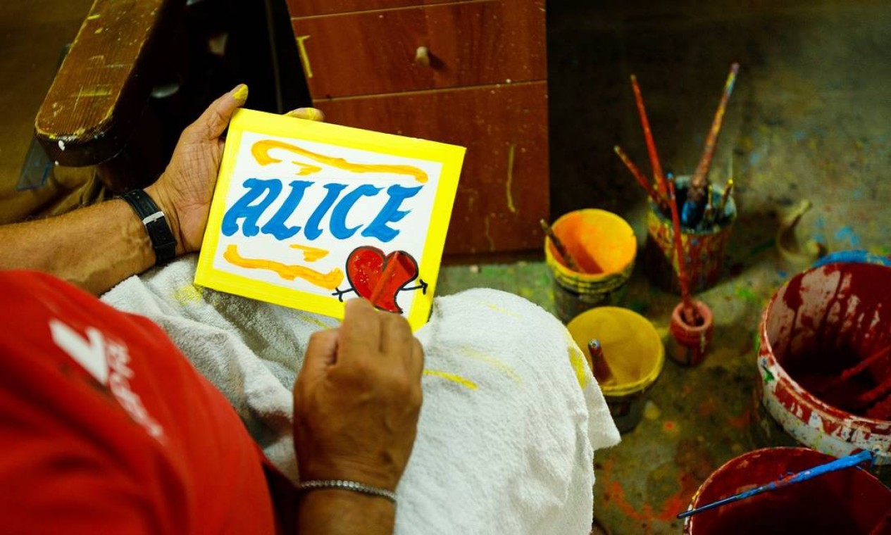 O tour pelo mercado passa pelo cantinho do Pascoale, o responsável por pintar as placas das barracas à mão Foto: Giuseppe D'Anna / Divulgação / HBO