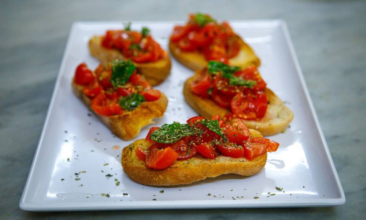 Também no mercado, a Antica Freselleria di Paolo é uma padaria que produz algumas das melhores bruschettas de Nápoles Foto: Giuseppe D'Anna / Divulgação / HBO