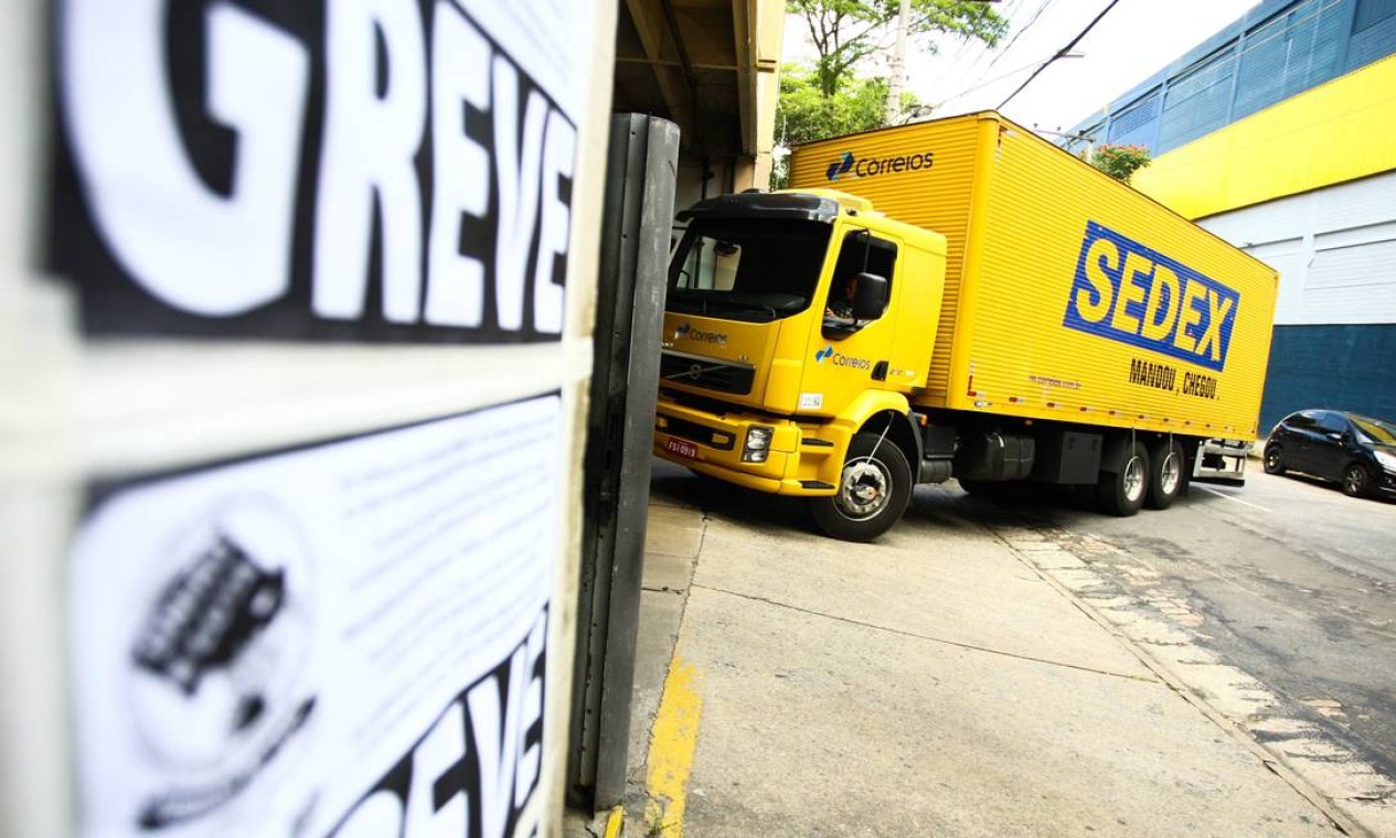 CORREIOS - Empresa está presente em mais de 5,5 mil municípios brasileiros e encerrou 2018 com lucro líquido de R$ 161 milhões. Abriu recentemente um Plano de Desligamento Voluntário, que teve a adesão de 4,8 mil funcionários Foto: Fotoarena / Agência O Globo