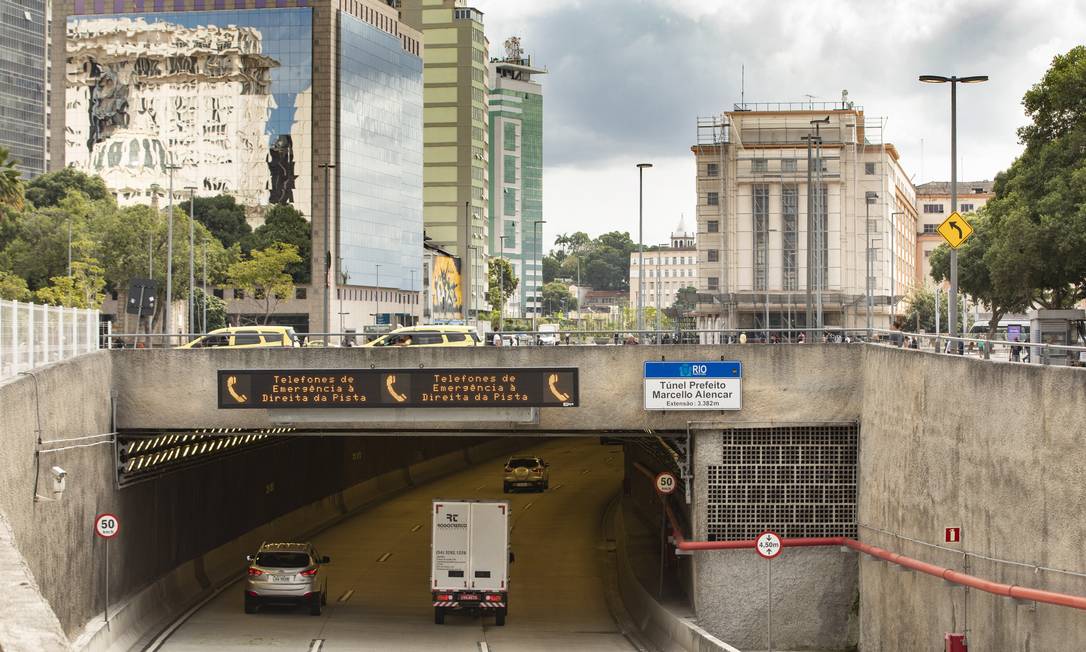 Entrada do Túnel Marcello Alencar: concessionária, que tem contrato de 15 anos com a prefeitura, alega que não vem recebendo o pagamento para fazer manutenção Foto: Ana Branco / Agência O Globo