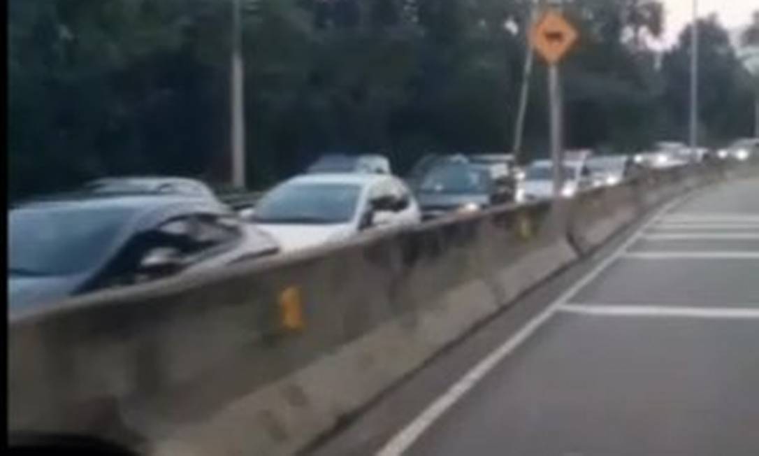 Os carros parados na pista sentido Grajaú da Autoestrada Grajaú-Jacarepaguá Foto: Reprodução / Onde Tem Tiroteio - RJ