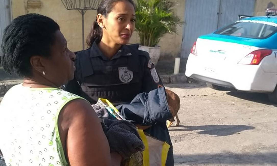 Uma policial com o bebê no colo Foto: Polícia Militar / Divulgação
