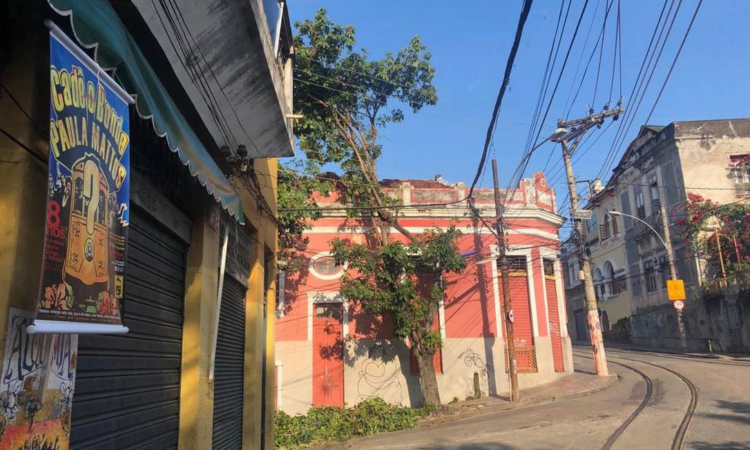 Cartaz pendurado por moradores à beira dos trilhos pergunta: 'Cadê o bonde da Paula Mattos?' Foto: Matheus Maciel