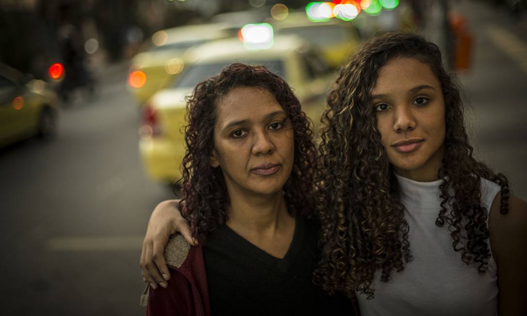 
A diarista Rita Barros não conta com nenhuma ajuda do governo para criar a filha, Beatriz, de 13 anos. É o público que o governo mira com a reformulação de programas sociais
Foto:
Guito Moreto
/
Guito Moreto
