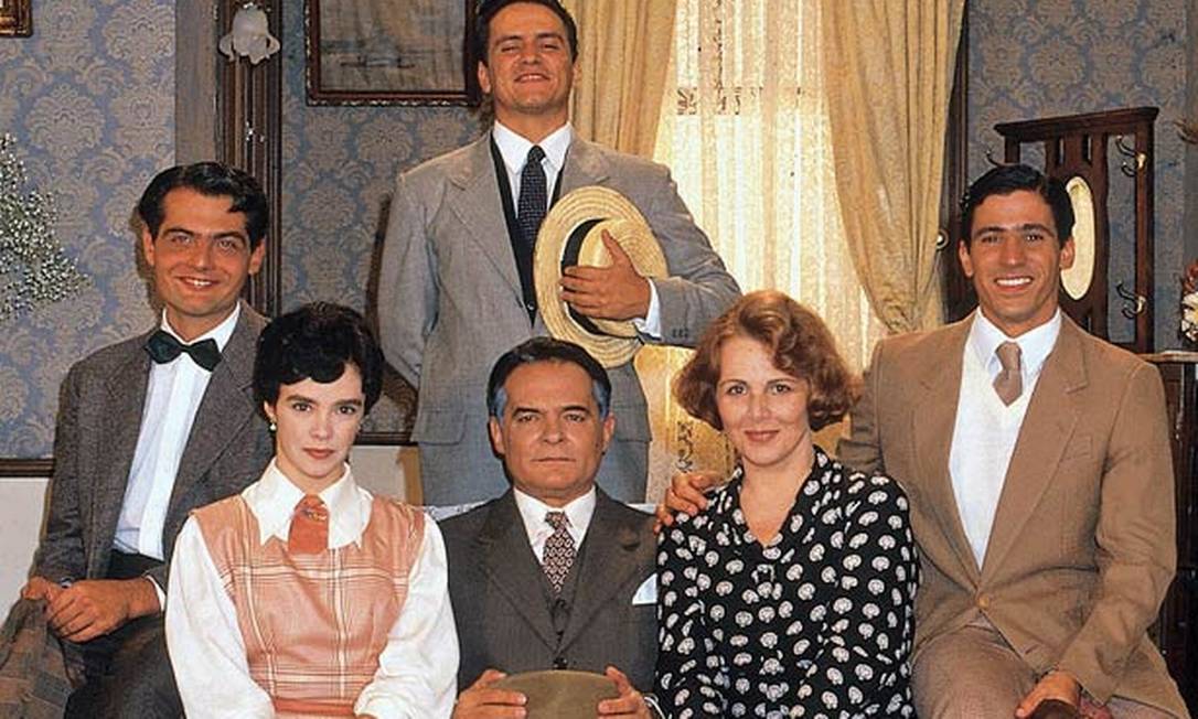 O elenco de principal de 'Éramos seis' na versão de 1994: Tarcísio Filho (Alfredo), Luciana Braga (Isabel), Othon Bastos (Julio), Irene Ravache (Lola), Jandir Ferrari (Carlos)e Leonardo Bricio (Julinho). Foto: Reprodução