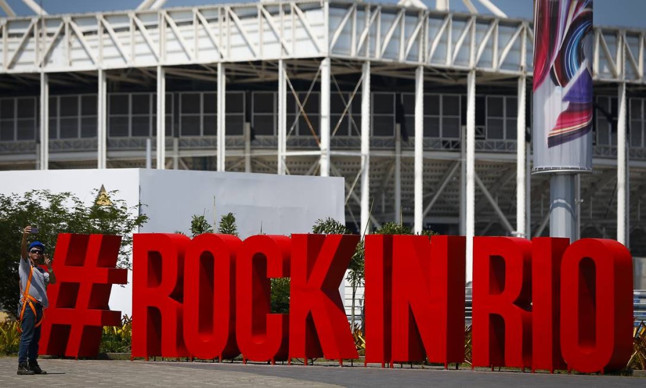 Ponto certo de muitas fotos, o painel com a hashtag Rock in Rio Foto: Pablo Jacob / Agência O Globo