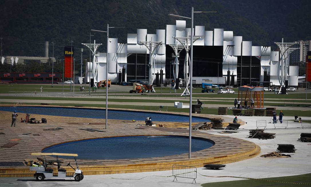 Montagem da Cidade do Rock, com o Palco Mundo ao fundo Foto: Pablo Jacob / Agência O Globo