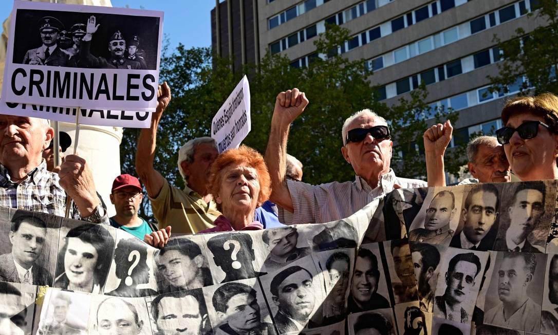 Pessoas protestaram na porta da Suprema Corte espanhola a favor da exumação do corpo de Franco Foto: JAVIER SORIANO / AFP