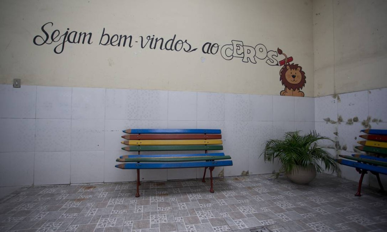 Escola ficou fechada nesta segunda-feira. Nesta terça, os funcionários e professores tentam dar a volta por cima e seguir em frente Foto: Márcia Foletto / Agência O Globo