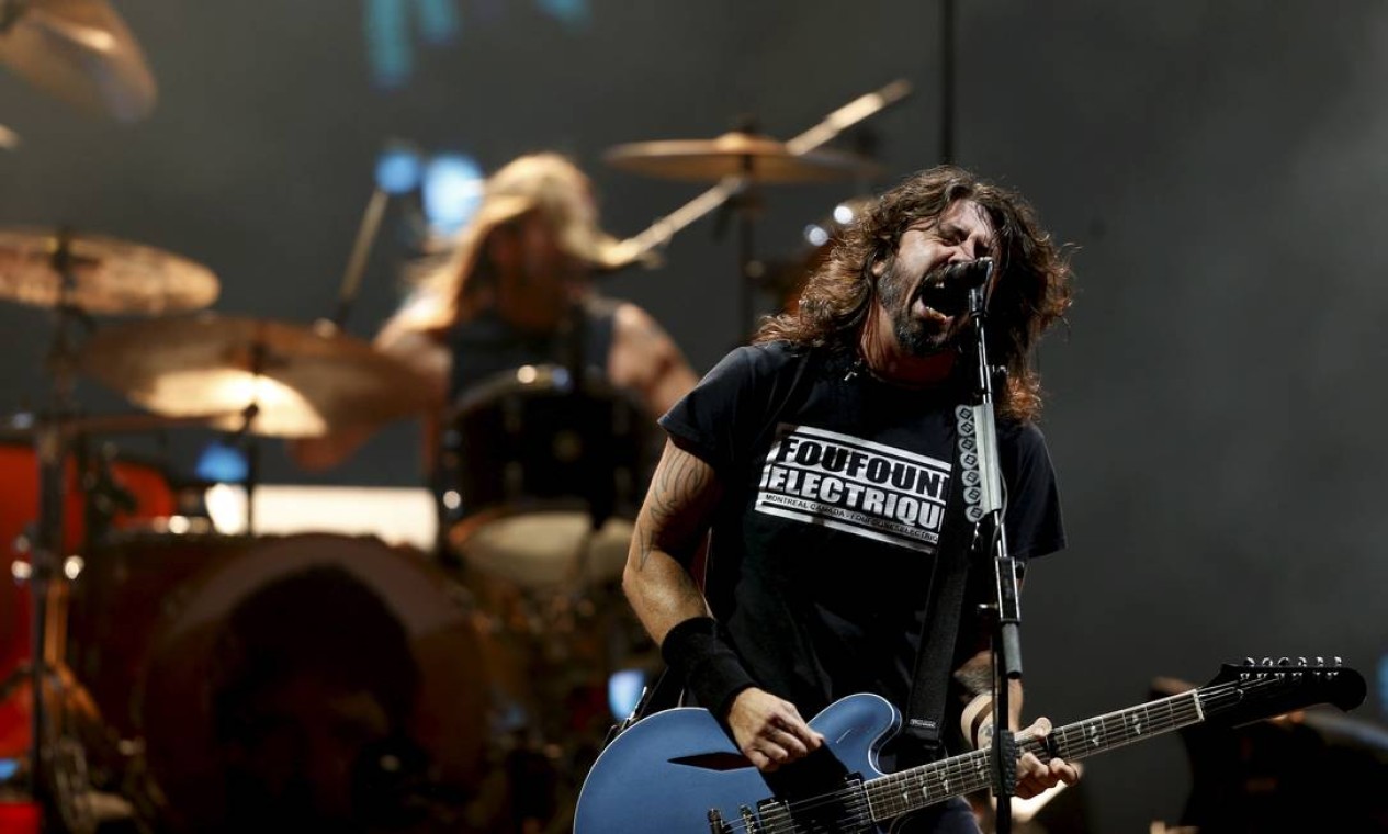 Dave Grohl mostrou energia para agitar o público Foto: MARCELO THEOBALD / Agência O Globo