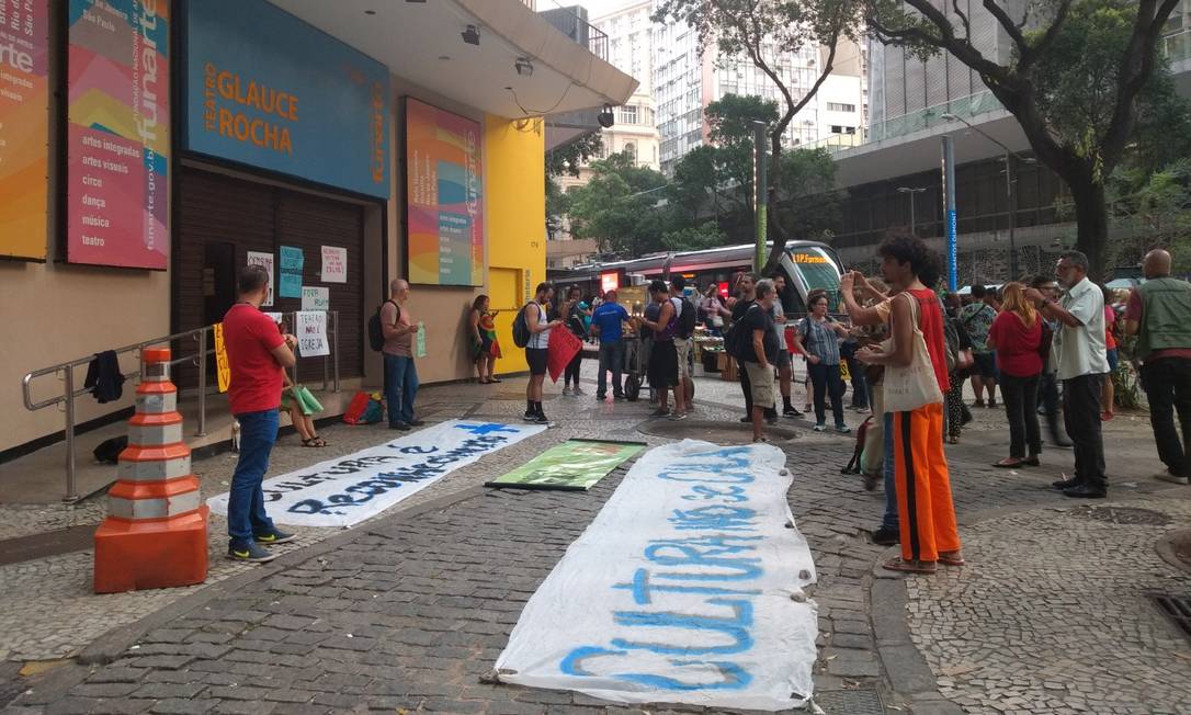 Manifestantes se reuniram nesta segunda-feira em frente ao Teatro Glauce Rocha, no Centro do Rio Foto: Karen Garcia / Agência O Globo