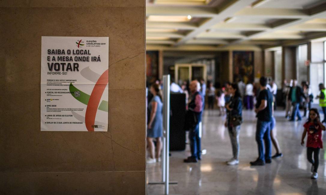 
Eleitores fazem fila para votar em uma seção de Lisboa nas eleições deste domingo em Portugal: novo Parlamento terá número recorde de mulheres e partidos
Foto:
PATRICIA DE MELO MOREIRA/AFP/06-10-2019
