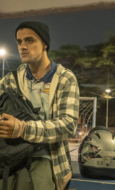Maicon Douglas (Felipe Simas): trabalhando como motoboy durante o dia para sustentar a família, o jovem recorre ao uso de drogas para poder dar conta da jornada extenuante Foto: Mauricio Fidalgo / TV Globo