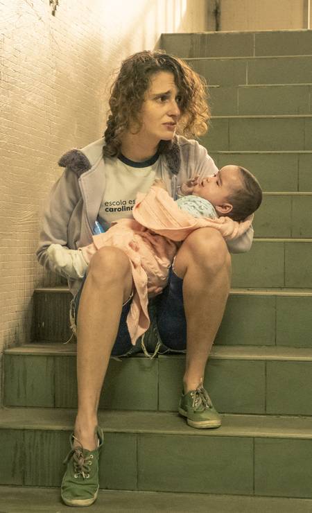 Solange (Carol Duarte): após ser mãe, a jovem precisa ir à escola com seu bebê, o que desperta o incômodo de alguns colegas Foto: Mauricio Fidalgo / TV Globo