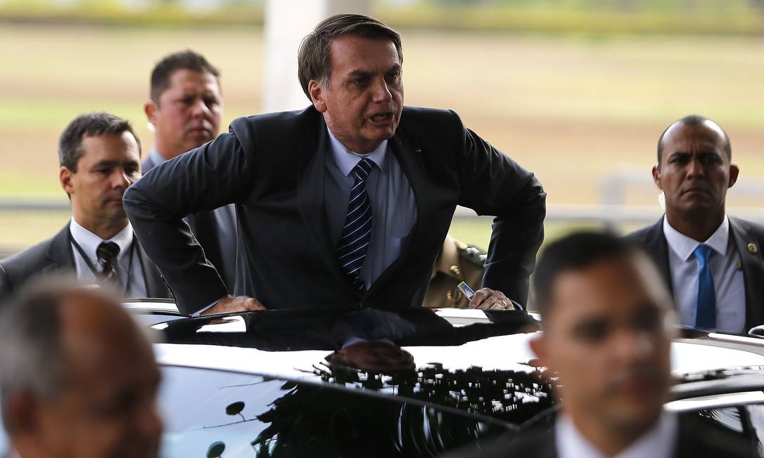 Presidente Jair Bolsonaro fala com seus admiradores na saída do Palácio da Alvorada Foto: Jorge William / Agência O Globo