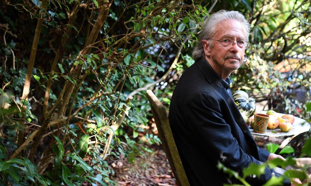 O escritor austríaco Peter Handke posa em Chaville, nos subúrbios de Paris, em 10 de outubro de 2019 Foto: ALAIN JOCARD / AFP