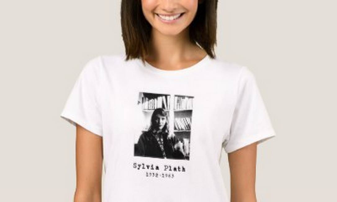 Modelo com camiseta com imagem da autora Sylvia Plath Foto: Reprodução