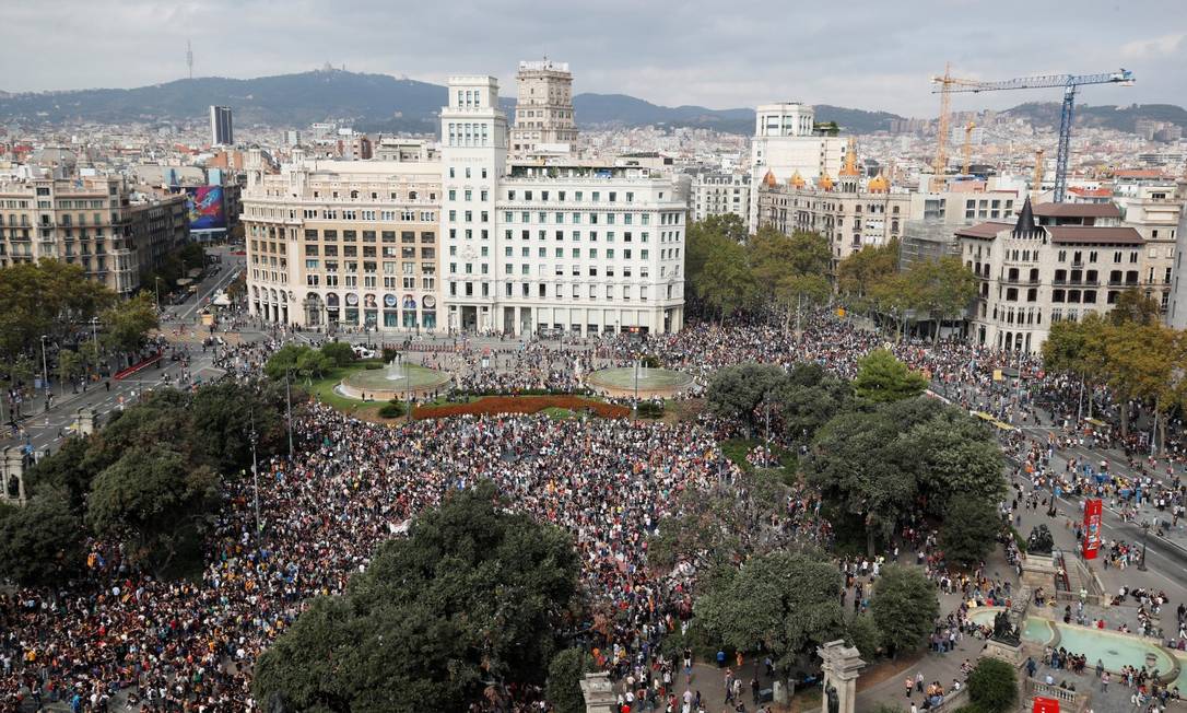 General view of Plaza de Cataluya during a protest after a verdict in a trial over a banned independence referendum, in Barcelona, Spain October 14, 2019. REUTERS/Albert Gea Foto: ALBERT GEA / REUTERS